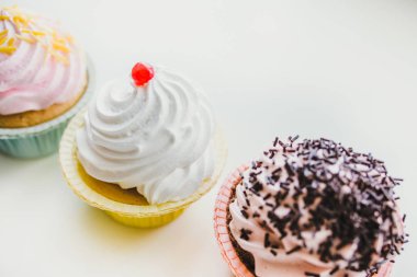 beyaz üzerine üç top kek