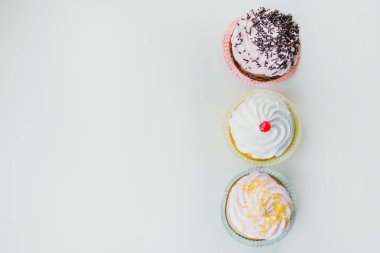 beyaz üzerine üç top kek