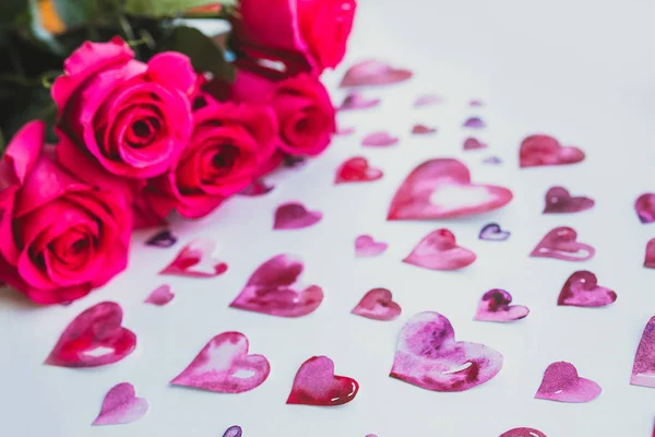 Свежие розовые розы и сердца — стоковое фото