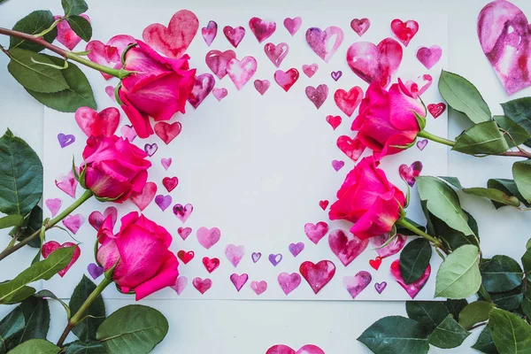 Свежие розовые розы и сердца — стоковое фото