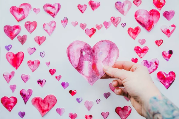 Mano sosteniendo papel corazón —  Fotos de Stock