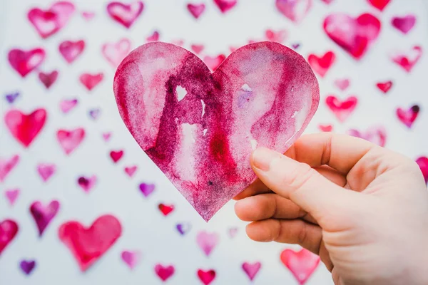 Mano sosteniendo papel corazón —  Fotos de Stock