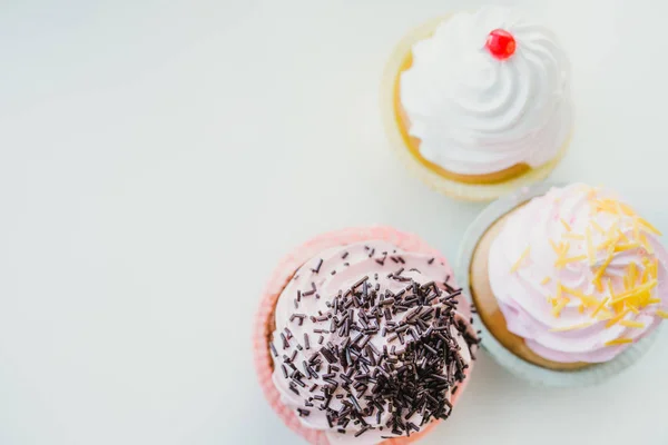 Three cupcakes on white — Stock Photo, Image