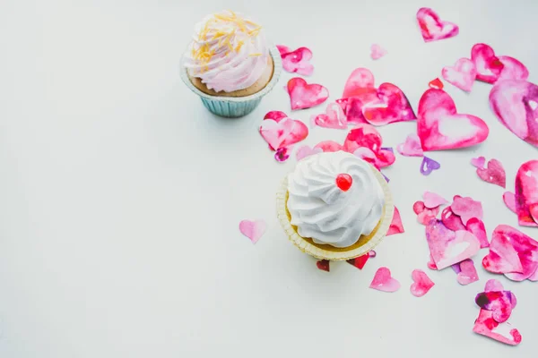 カップケーキと紙の心 — ストック写真