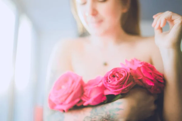 Mujer con rosas rosadas — Foto de Stock