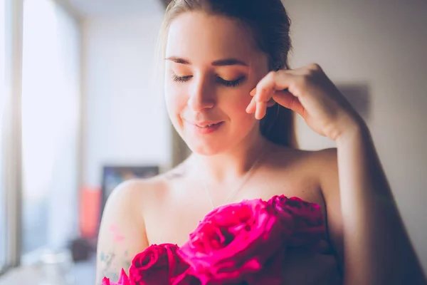 Mujer con rosas rosadas — Foto de Stock