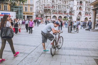  Marienplatz Münih yürüyen insanlar 
