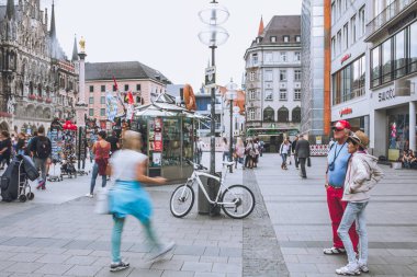  Marienplatz Münih yürüyen insanlar 
