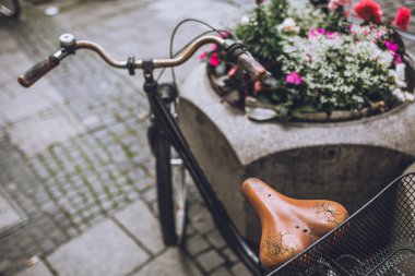 Munchin sokakta park edilmiş Bisiklet