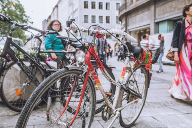 Munchin sokakta park edilmiş Bisiklet