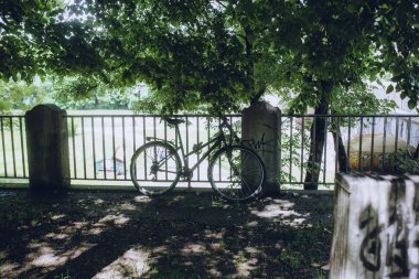 Munchin sokakta park edilmiş Bisiklet
