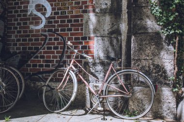 Munchin sokakta park edilmiş Bisiklet