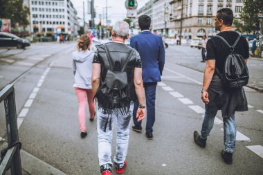  Marienplatz Münih yürüyen insanlar 