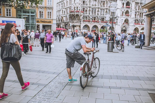 Marienplatz Münih yürüyen insanlar — Stok fotoğraf