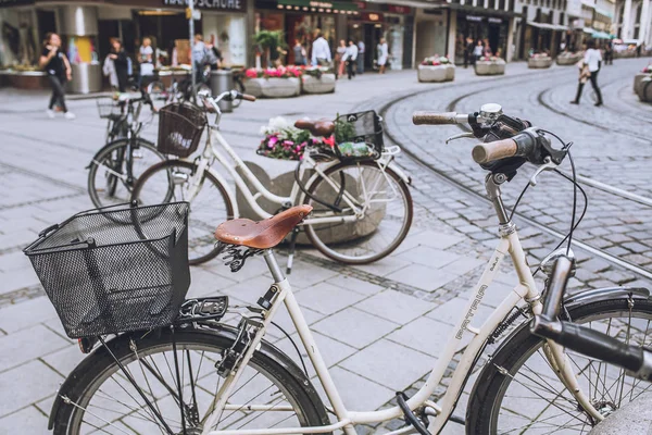 Cyklar parkerade på gatan av Munchin — Stockfoto