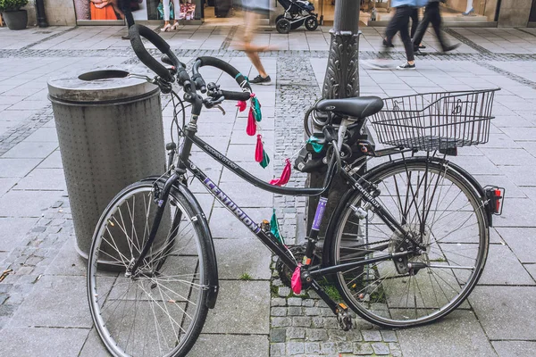 自行车停在街上的 Munchin — 图库照片