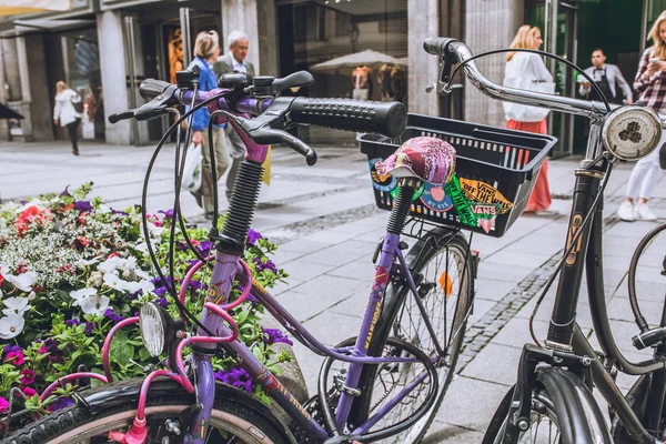 Cyklar parkerade på gatan av Munchin — Stockfoto