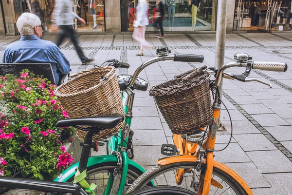 Vélos garés dans la rue de Munchin — Photo