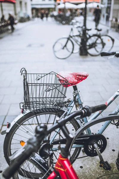 Biciclette parcheggiate sulla strada di Munchin — Foto Stock