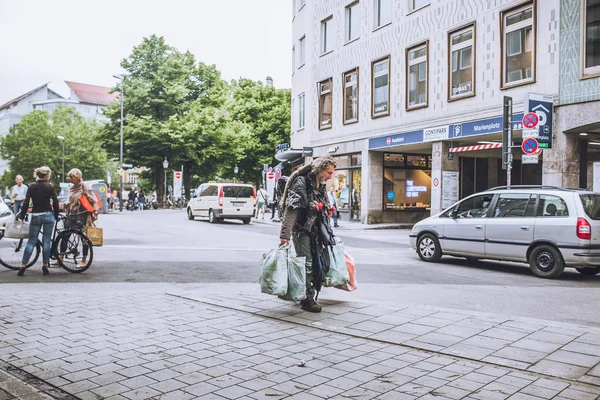 Ludzie chodzą na na Marienplatz w Monachium — Zdjęcie stockowe