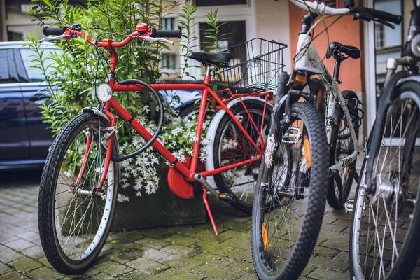 Zaparkowane rowery na ulicy Munchin — Zdjęcie stockowe