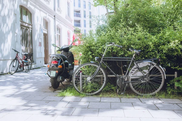Cykel parkerad på gatan av Munchin — Stockfoto