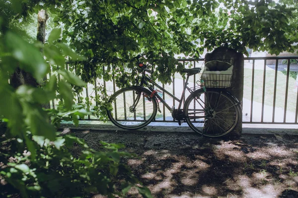 Bicicleta estacionada na rua de Munchin — Fotografia de Stock