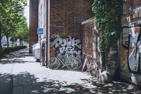 Munchin sokakta park edilmiş Bisiklet — Stok fotoğraf