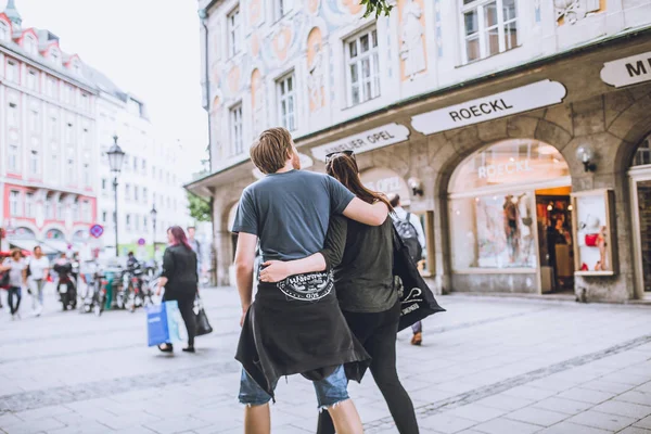 Gente caminando por la Marienplatz Munich — Foto de Stock