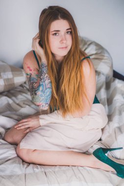Kadın yatakta poz