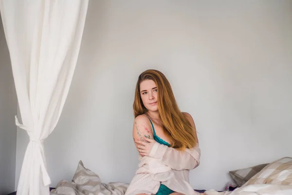 Woman posing on bed — Stock Photo, Image