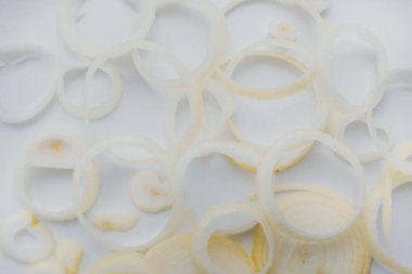 Beyaz dilimlenmiş soğan