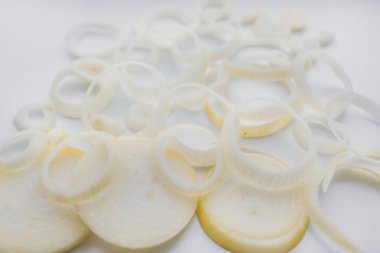 Beyaz dilimlenmiş soğan