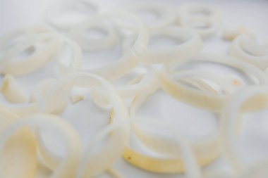 Beyaz dilimlenmiş soğan