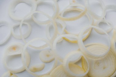 Beyaz dilimlenmiş soğan
