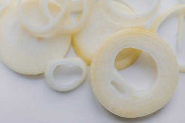 Beyaz dilimlenmiş soğan