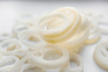 Beyaz dilimlenmiş soğan