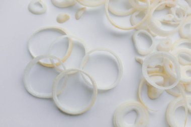 Beyaz dilimlenmiş soğan