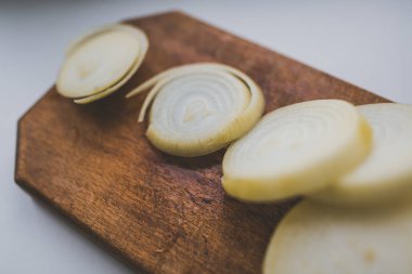 Kesme tahtasında dilimlenmiş soğan