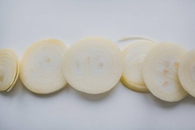 Beyaz dilimlenmiş soğan