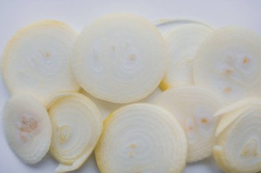 Beyaz dilimlenmiş soğan