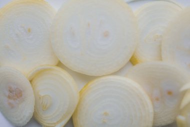 Beyaz dilimlenmiş soğan
