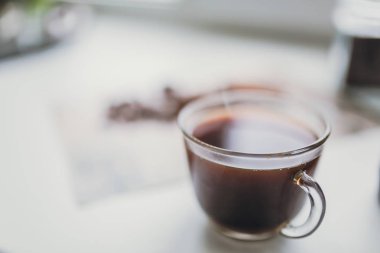 Bir fincan sade kahve.