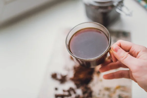 Main holfing tasse de café — Photo