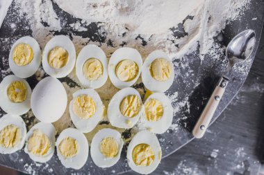 haşlanmış yumurta yarıya