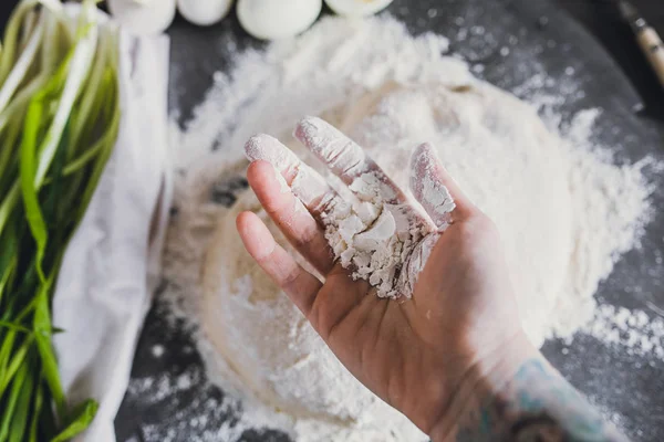 女性の手に小麦粉します。 — ストック写真