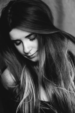 Uzun saçlı güzel bir kadın.