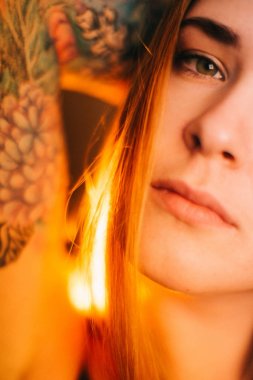 güzel bir kadın dövmesi