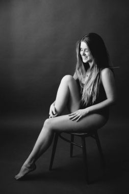 Uzun saçlı güzel bir kadın.