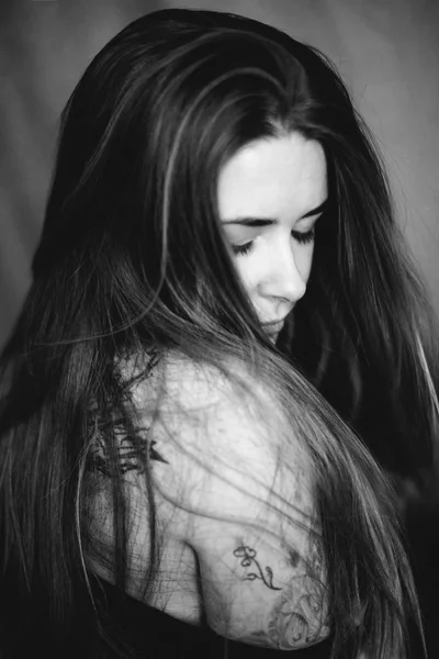 Piękna kobieta z długimi włosami — Zdjęcie stockowe